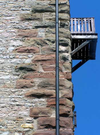 Bergfried-Burg Bruchsal: Eckbossen