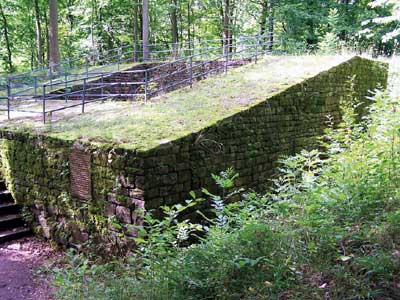 Überrest des mächtigen Wohnturmes der Turmburg Langensteinbach