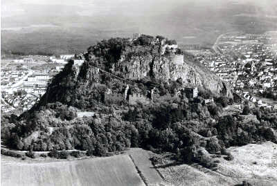 Festung Hohentwiel Der Hohentwiel wurde wohl schon in vorgeschichtlicher Zeit als Fluchtburg benutzt. Eine mittelalterliche Burg ist bereits um 900 bezeugt. Bis in das Jahr 1800 blieb der Hohentwiel eine Festung.