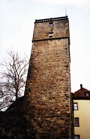 Der Bergfried der Burg