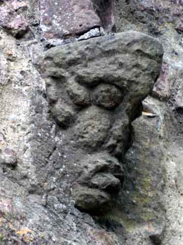 Detail am südlichen Tor der Burg Hohenbaden: ein Neidkopf zur Abschreckung böser Mächte