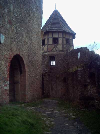 Eingang zur Kernburg mit südlichem Zwingerturm