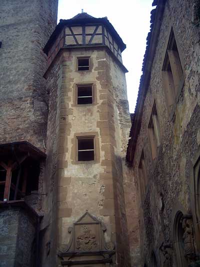 Treppenturm, links Bergfried, rechts Berlichingen-Palas