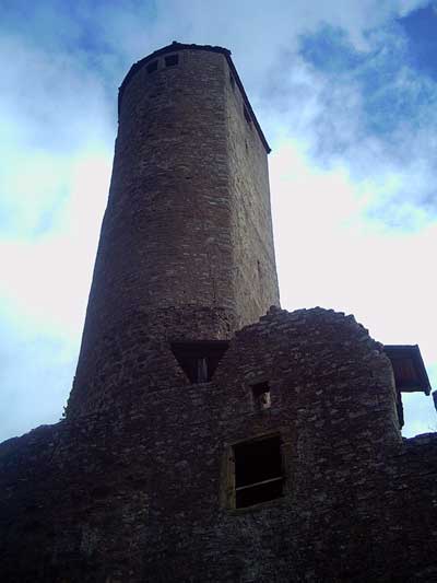 Bergfried auf Hornberg mit der eigentümlichen Grundform des abgeschnittenen Kreises