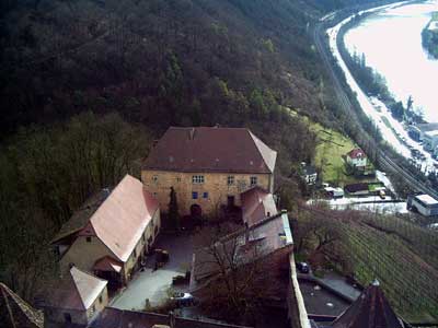 Blick vom Bergfried auf den ältesten Teil der Anlage, die Untere Burg