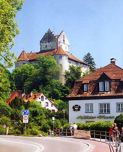 Meersburg am Bodensee ist eine der ältesten Burganlagen, bezeugt seit 988, vermutlich schon in der Merowingerzeit entstanden.