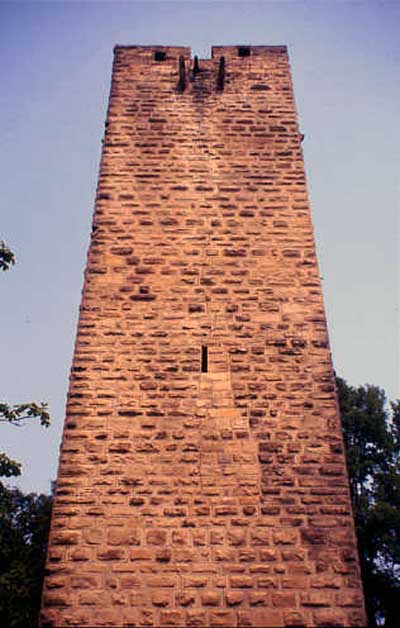 Bergfried der Ravensburg im Kraichgau.