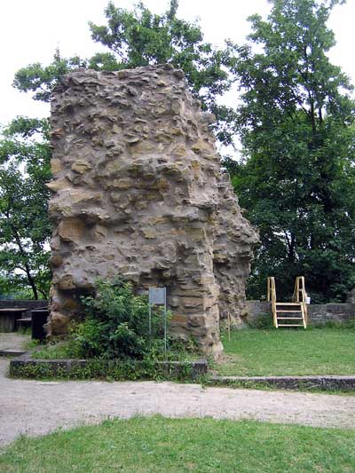 Bildunterschrift: Grundmauern des Bergfrieds