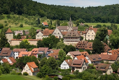 Das Kloster liegt erhöht über dem Ort