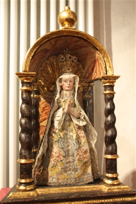 Maria Immaculata mit Krone im Glasgehäuse