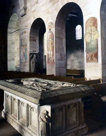 Sarkophag für die Gebeine staufischer Familienmitglieder in der Klosterkirche
