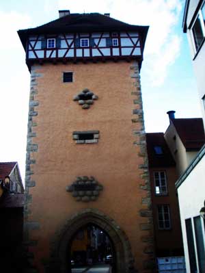 Ausgangspunkt der Spurensuche zur Rekonstruktion des mittelalterlichen Stadtlebens sind noch sichtbare bauliche Überreste. In vielen Städten hat man Teile der Stadtmauer, oft Tore erhalten und diese sind den Schüler aus ihrem täglichen Leben vertraut. Das Gartentor in Reutlingen wurde 1392 zum ersten Mal erwähnt.