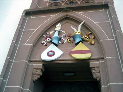 Liebfrauenkirche Gernsbach, erbaut 1388, Portal am nördlichen Seitenschiff. Im Spitzbogenfeld nebeneinander das ebersteinische (links) und das badische Wappen (rechts) mit Helmzieren.