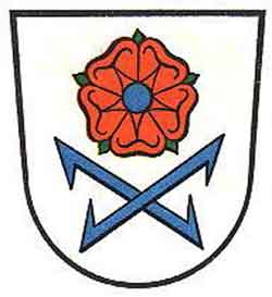 Heutiges Stadtwappen von Gernsbach. Es zeigt in Rückgriff auf die Vergangenheit der Stadt das Wappen des ebersteinischen Stadtherrn, die blaubesamte rote Rose, und zwei schräggekreuzte blaue Doppelhaken, die häufig als Flößerhaken interpretiert werden.