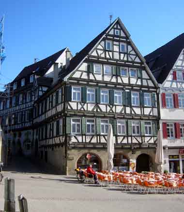 Marktplatz mit Fachwerkhäusern