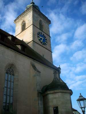 Im täglichen Leben und im Selbstverständnis der Stadtbürger spielte ein eindrucksvoller Kirchebau eine große Rolle. Der hochaufragende Turm war ein religiöses Symbol und gleichzeitig eine gute Möglichkeit, das Land zu überblicken. Die Stadtkirche in Nürtingen wurde im letzten Drittel des 15. Jahrhunderts erbaut.