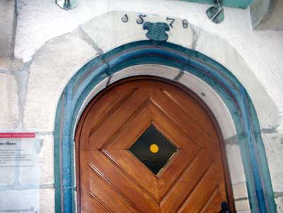 Bei einem aufmerksamen Stadtrundgang lassen sich in vielen Städten Hinweise auf das Alter der Bebauung finden. Das Riegersche Haus in Nürtingen mit der Jahreszahl der Erbauung.