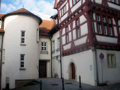 Salemer Hof in Nürtingen. Die Reichsabtei Salem war eine der mächtigsten und wohlhabendsten reichsunmittelbaren Abteien. 1284 erwarben die Zisterziensermönche aus Salem von Berthold von Neuffen dessen Nürtinger Besitz und Rechte und erbauten diesen Pfleghof. Das hervorstechende alemannische Fachwerk des Pfleghofs stammt von 1483/84.