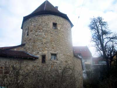 Stadtmauern und darin integrierte Befestigungen waren ein wichtiger symbolischer Teil der Stadt, ebenso für den Schutz unverzichtbar. Der Blockturm (Nürtingen) ist ein noch erhaltener Teil der mittelalterlichen Stadtbefestigung, er diente auch als Gefängnis, in dem man in den Block gespannt wurde (1534 zum ersten Mal erwähnt). Das dunkle Verlies ist noch erhalten.