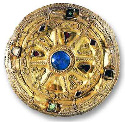 Goldscheibenfibel mit Kreuzesdarstellung