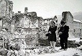 Freiburg 1945 Trauer um in den Truemmern Vermisste
