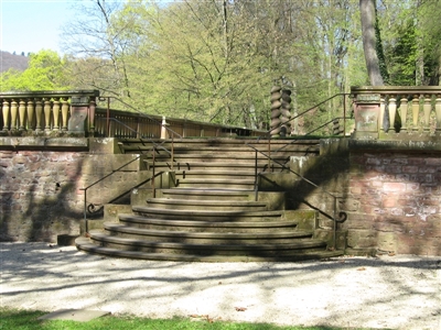 Ovale Treppe und gewundene Säulen der Kabinette