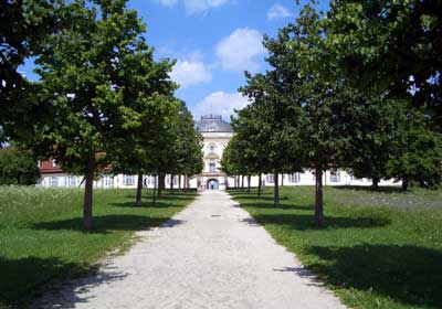 Das Schloss von der Allee aus betrachtet.