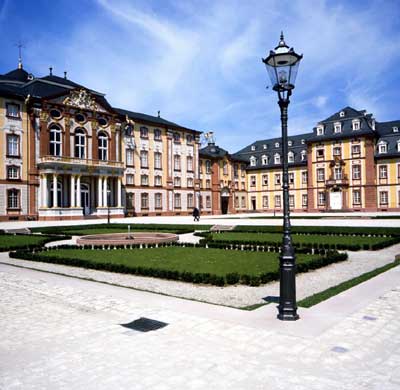 Außenansicht des Schlosses 1975 (Blick vom Ehrenhof auf das Corps de Logis, den nördlichen Verbindungsbau und den Kammerflügel)