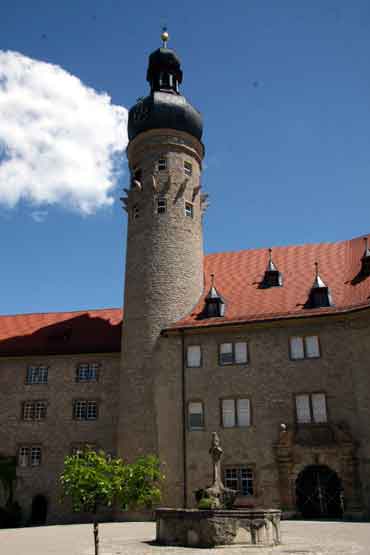 Der Innenhof mit dem mittelalterlichen Bergfried 