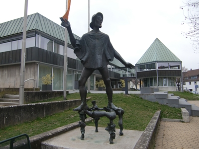 Peter-Gais-Denkmal von Fritz Nuss vor dem Rathaus in Beutelsbach