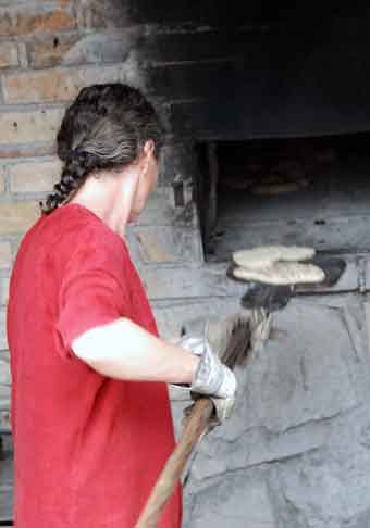  Die geformten Teigstücke werden auf den Brotschieber (Backschaufel) gelegt