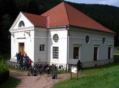 Schüler des Gymnasiums am Hoptbühl, Villingen-Schwenningen, warten am Kraftwerk auf den Beginn ihrer Führung.