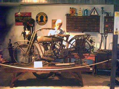 Motorradwerkstatt um 1920