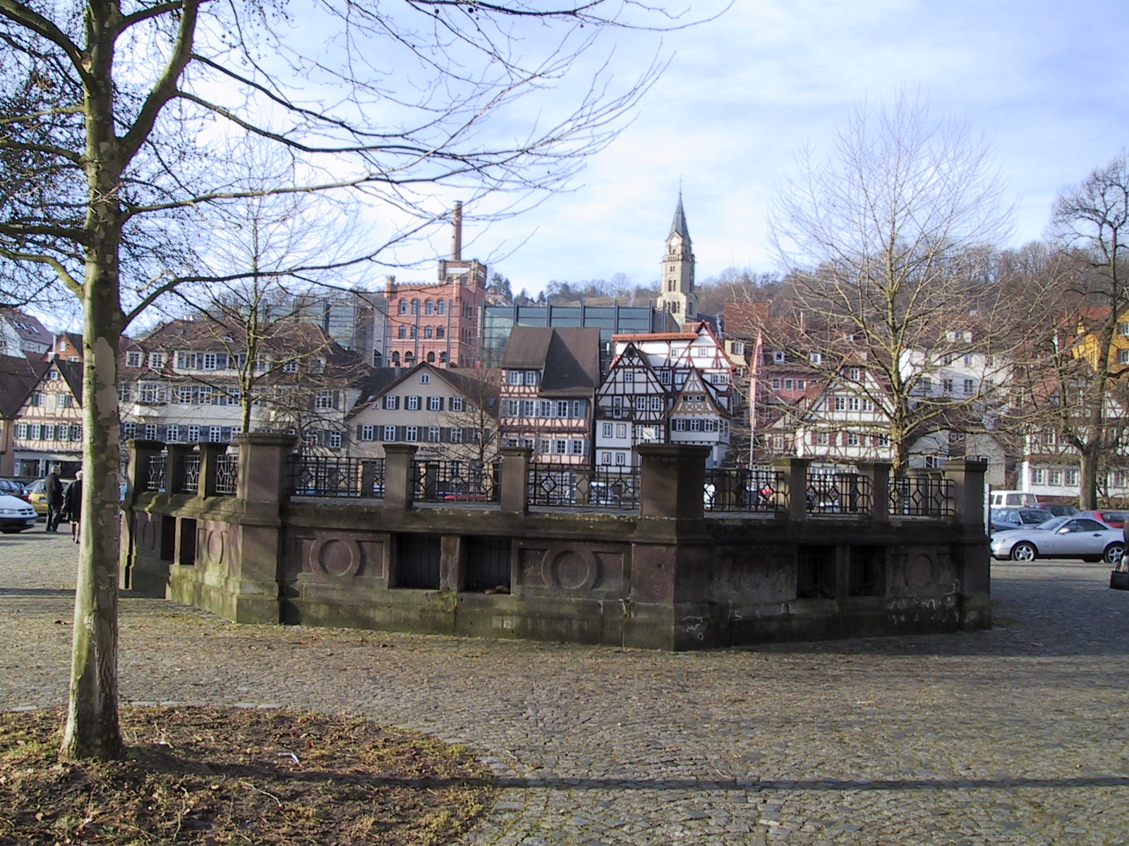 Der Haalbrunnen und der Haalplatz .