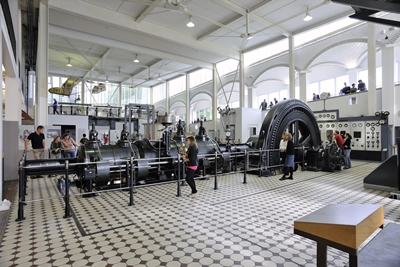 Technik erleben: Die Kolbendampfmaschine der Maschinenfabrik Esslingen von 1908.