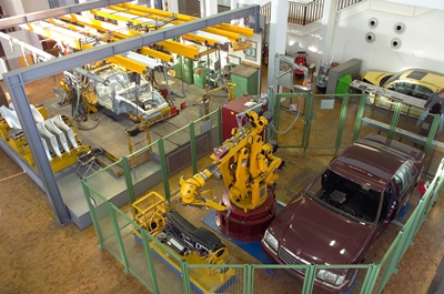 Roboter in der Automobilproduktion. 