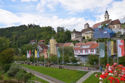 Blick über den Flößerwasen zum Schütteturm