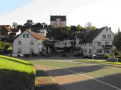 Freudental - Schloss und Dorfplatz mit Gasthaus 