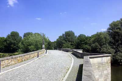 bruecke2.jpg Fahrbahn über die Brücke