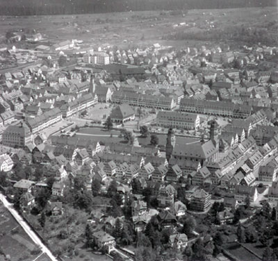 Freudenstadt: Die Kernstadt nach dem Wiederaufbau (Luftaufnahme von 1957)