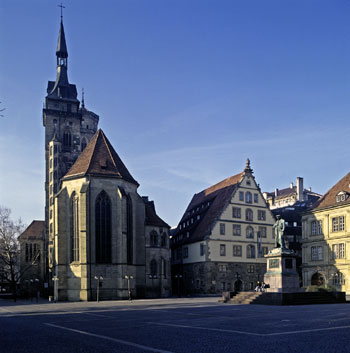 frucht.jpg Bildunterschrift: Fruchtkasten (Mitte) mit der von Schickhardt geschaffenen Renaissancefassade, Stuttgarter Schillerplatz (ehem.