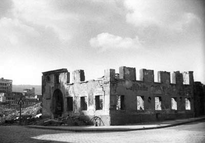 haus.jpg Bildunterschrift: Fruchtkasten (Mitte) mit der von Schickhardt geschaffenen Renaissancefassade, Stuttgarter Schillerplatz (ehem.