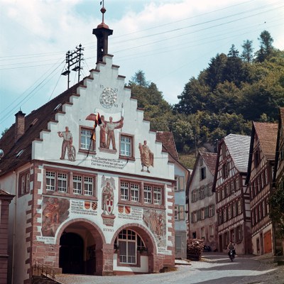 Rathaus von Schiltach mit Blick in die Rottweiler Straße