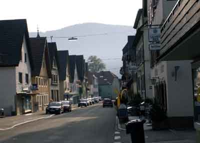 Hauptstraße und Blick zum ehemaligen Unteren oder Straßburger Tor