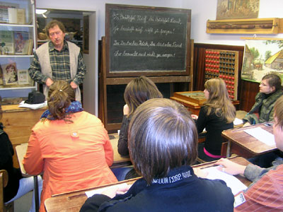 Lebendige Unterrichtsstunde im Schulmuseum Weiler mit dem Leiter Manfred Brehm 