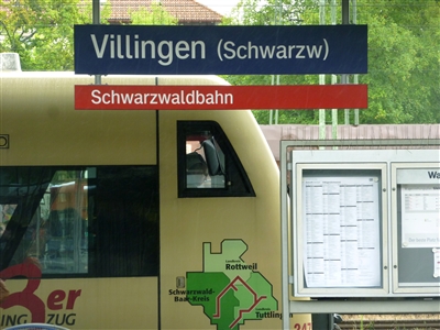 Stationsschild der „Neuen Schwarzwaldbahn“