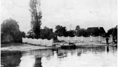 Bis zur Entwicklung der Nylonnetze in den 1960ern mussten die Hanf- und Baumwollnetze nach jedem Fischtag - wie hier auf der Reichenau um 1900 - getrocknet werden.