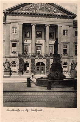 Blick auf das Karlsruher Rathaus mit dem Großherzog-Leopold-Brunnen im Vordergrund