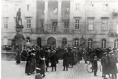 Menschenmenge vor dem Karlsruher Rathaus am 10.11.1918.