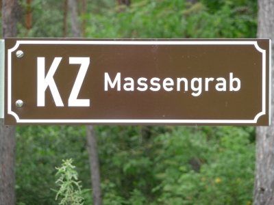 Hinweisschild auf das einstige Massengrab neben der B 27